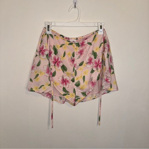 LPA Revolve Benni Short in Layla Floral
Small Faux Wrap - Picture 2 of 5